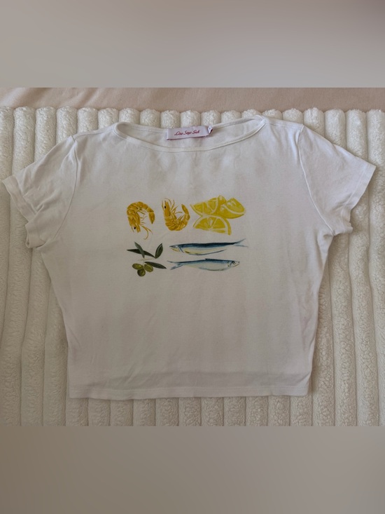 Lisa Says Gah Tops - Lisa Says Gah White Short-Sleeve Tee with Yellow Lemon & Blue Fish Graphic